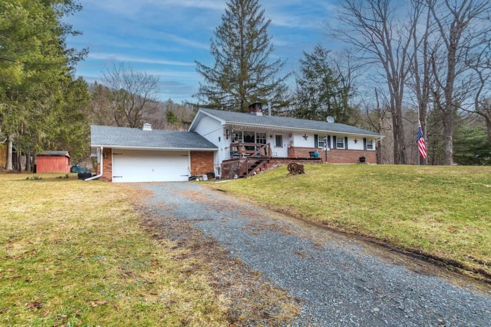 Amazing Hiking Cozy Home Close to Mountns Fireplace