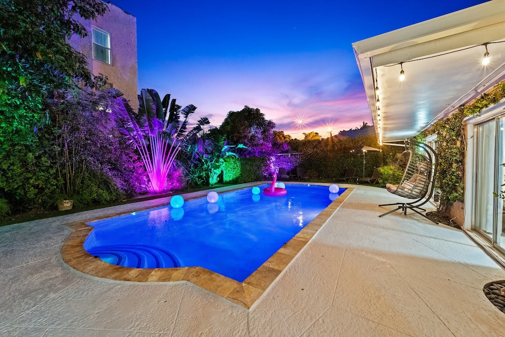 4BR Intracoastal Retreat With Pool, Games & More!