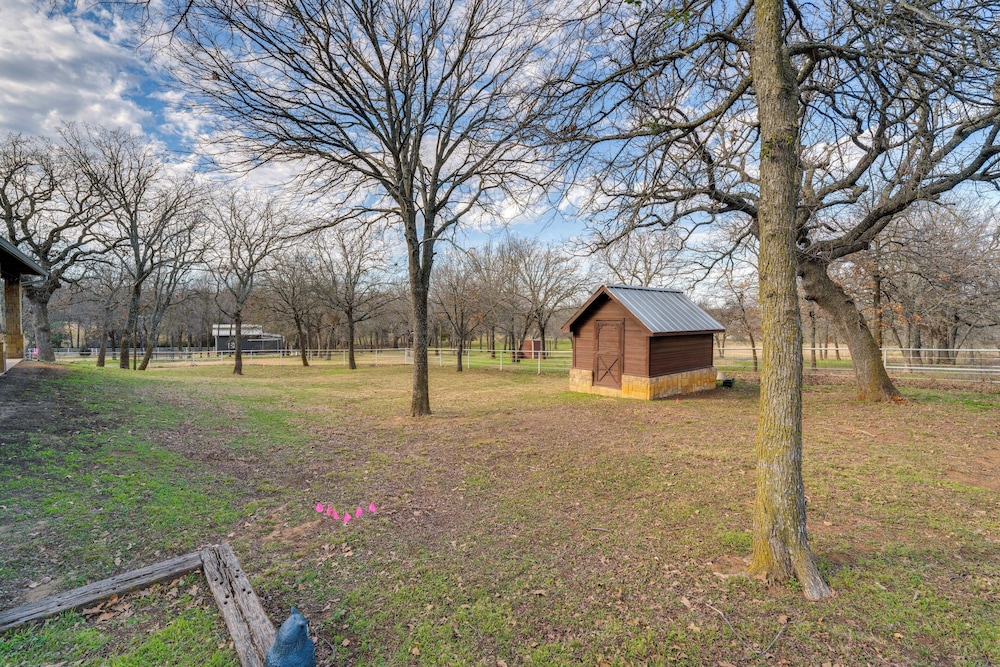 6 Mi to Lewisville Lake: Spacious Ranch Home