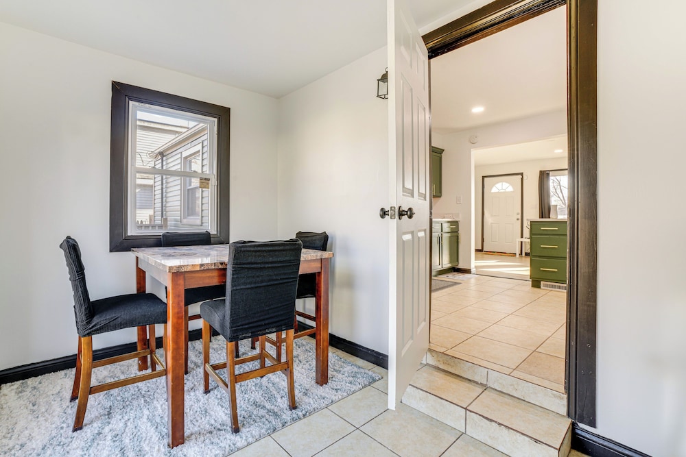 3 Mi to Hard Rock Casino: Charming Home in Gary!