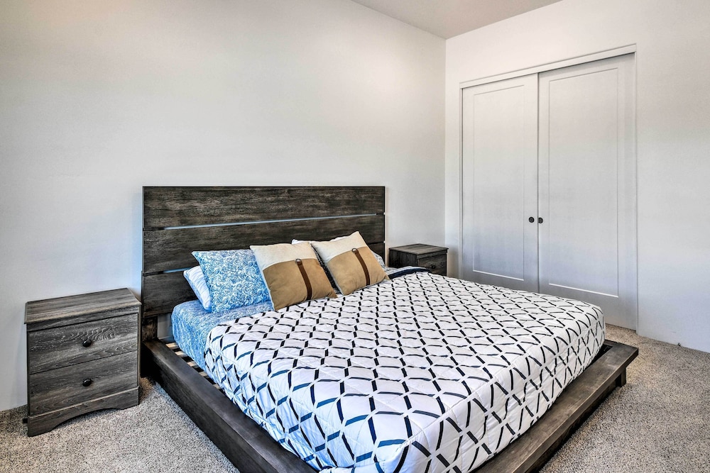 Desert Views, Fire Pit: Serene Phoenix Getaway view 4