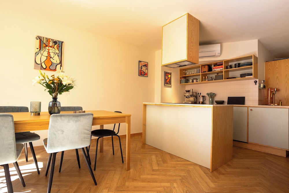 Alegr0 · 60s Chic Central Apartment w/ Garden