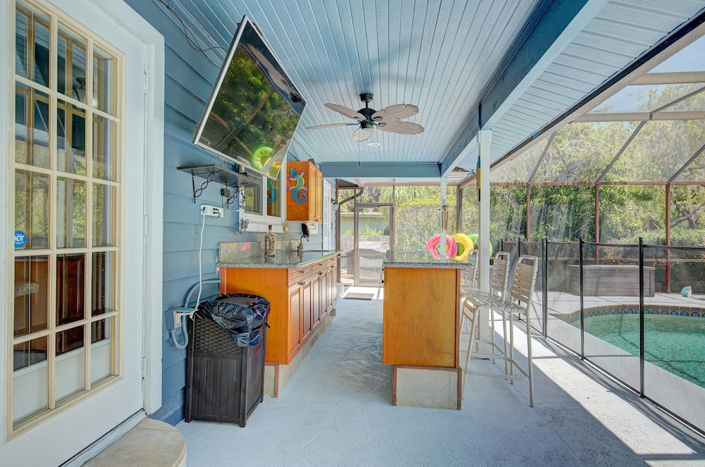 Spacious 4 3 Retreat- Heated Pool-playroom