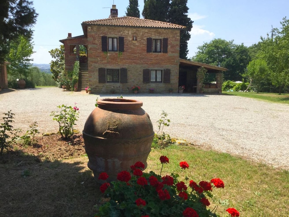Stunning private villa for 6 guests with private pool, TV, pets allowed and parking