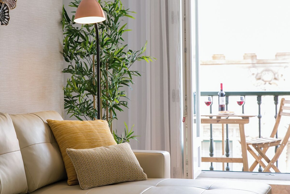 JOIVY Sunny 1-bed flat w/terrace&sea view in Baixa, 3mins to Arco da Rua Augusta view 2
