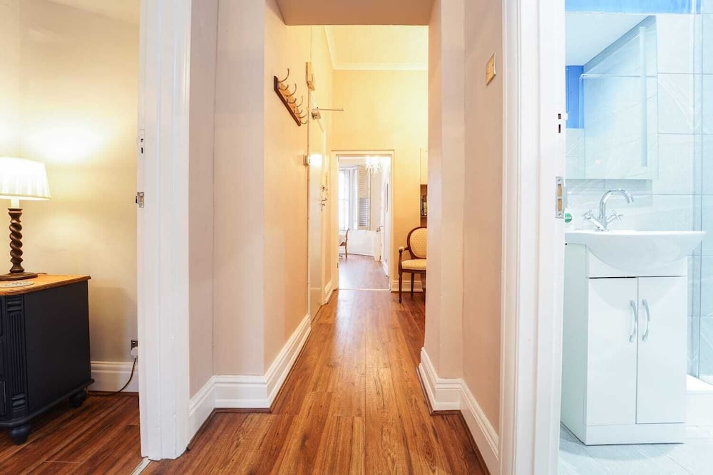 Stunning 2-bed Apartment in Weston-super-mare view 2