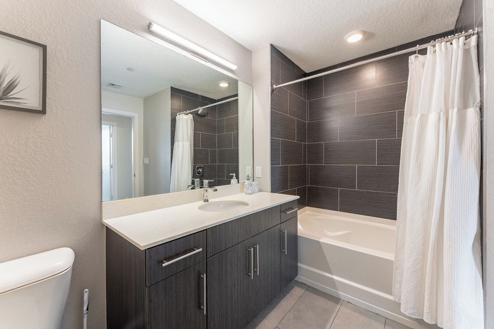 Daytona 2BR Getaway Parking Family & Pet-friendly