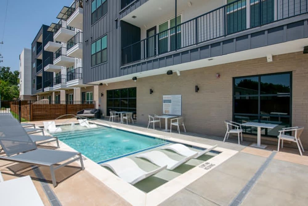 Sky-high Comfort 1BR Gym Pool Pet Friendly