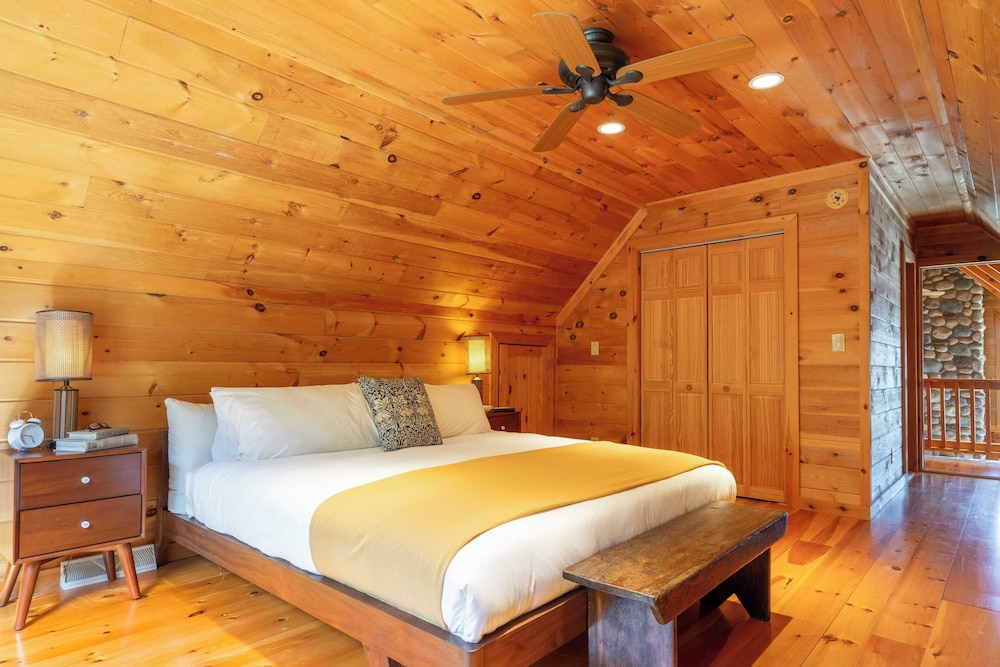 Secluded w/ Deck Views, Hot Tub, & Ping Pong Hudson in the Berks by Avantstay