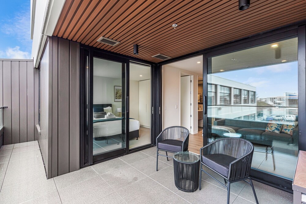 Stylish Apt+Balcony+Full Amenities Zodiak Stays