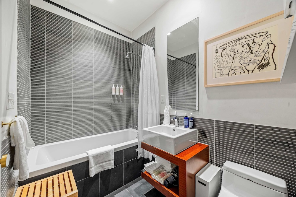 Havemeyer by Rove Travel Duplex Loft w Terrace