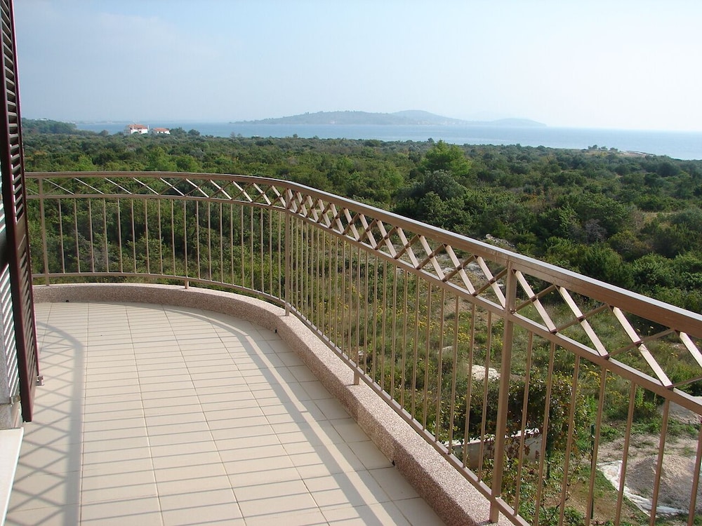 Damir - on the sea Side - A2 view 5