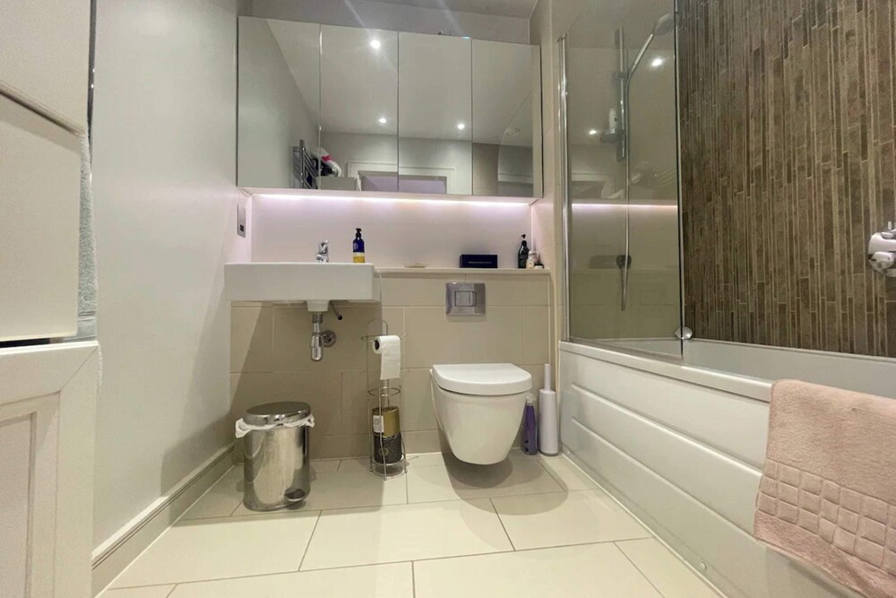 Chic 2BD Flat With Private Balcony - Greenwich