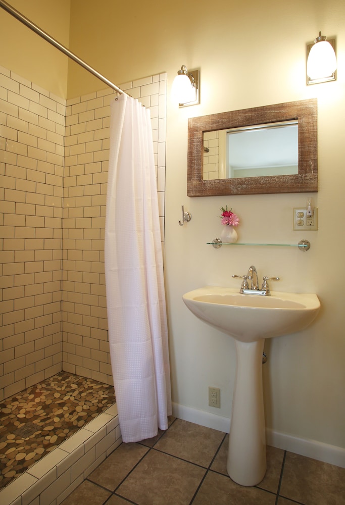 Eureka Springs Vacations - Tower House Inn - Property Image 9