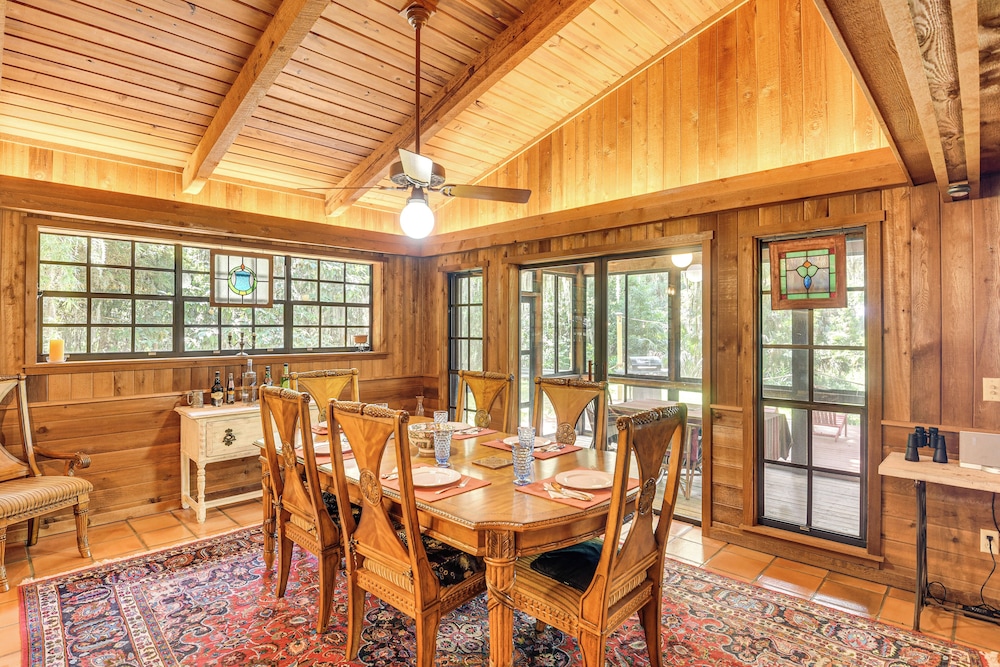 Little Lake George Hideaway w/ Furnished Boathouse