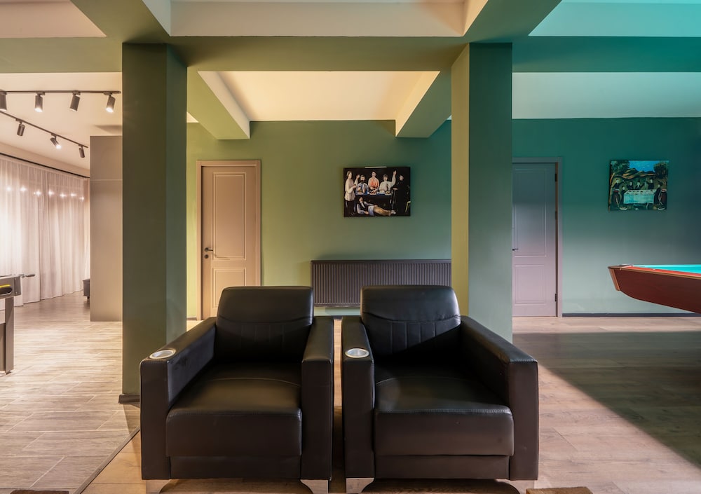 Niabi 4BDR Apartments with billiards