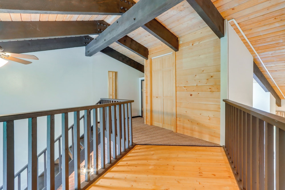 Walk to Twin Lakes: All-season Idaho Condo!