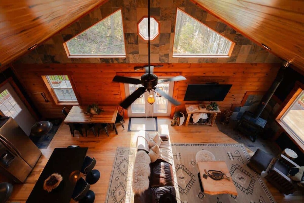 Cozy Cabin With Hot Tub - Near all in Hocking Hills