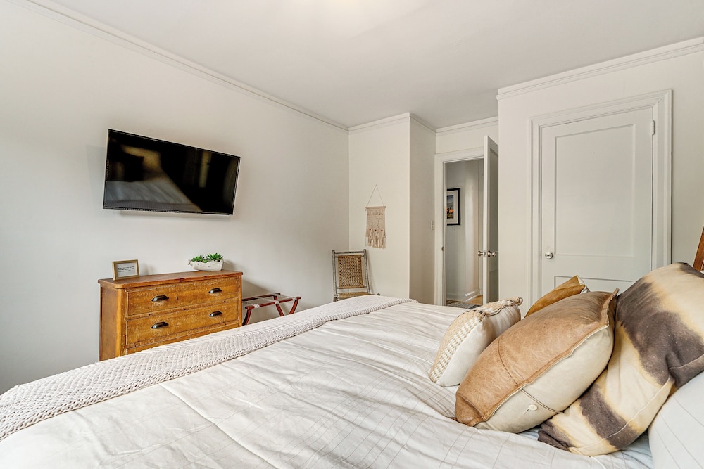 8 Mi to Beach: Cozy Condo Getaway in Wilmington!