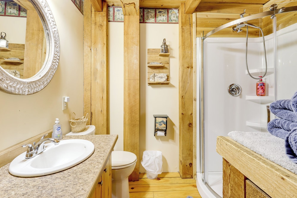 7 Mi to Glens Falls: Peaceful Retreat w/ Game Room
