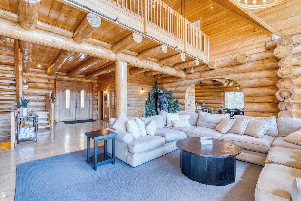 Pinnacle Chalet by Avantstay Luxury Cabin w/ Panoramic Views, Fireplace & Game Room