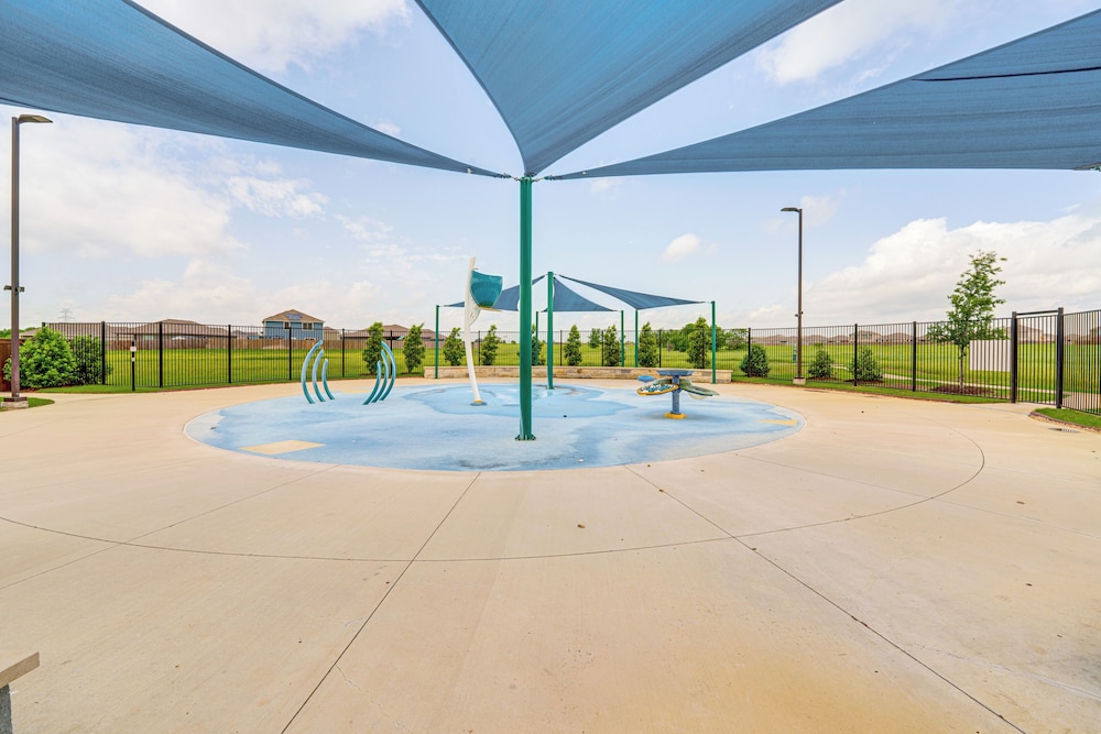 Patio & Fenced Yard: Peaceful Venus Retreat