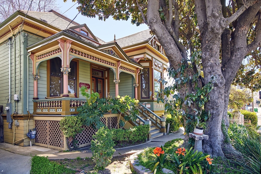 Roseview: Dazzling Gem In The Heart Of San Jose 4 Bedroom Home by RedAwning