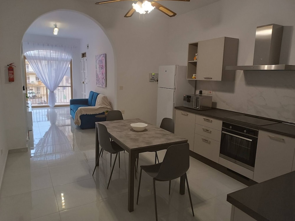 Seaside Stylish and Spacious 2-bedroom Apartment