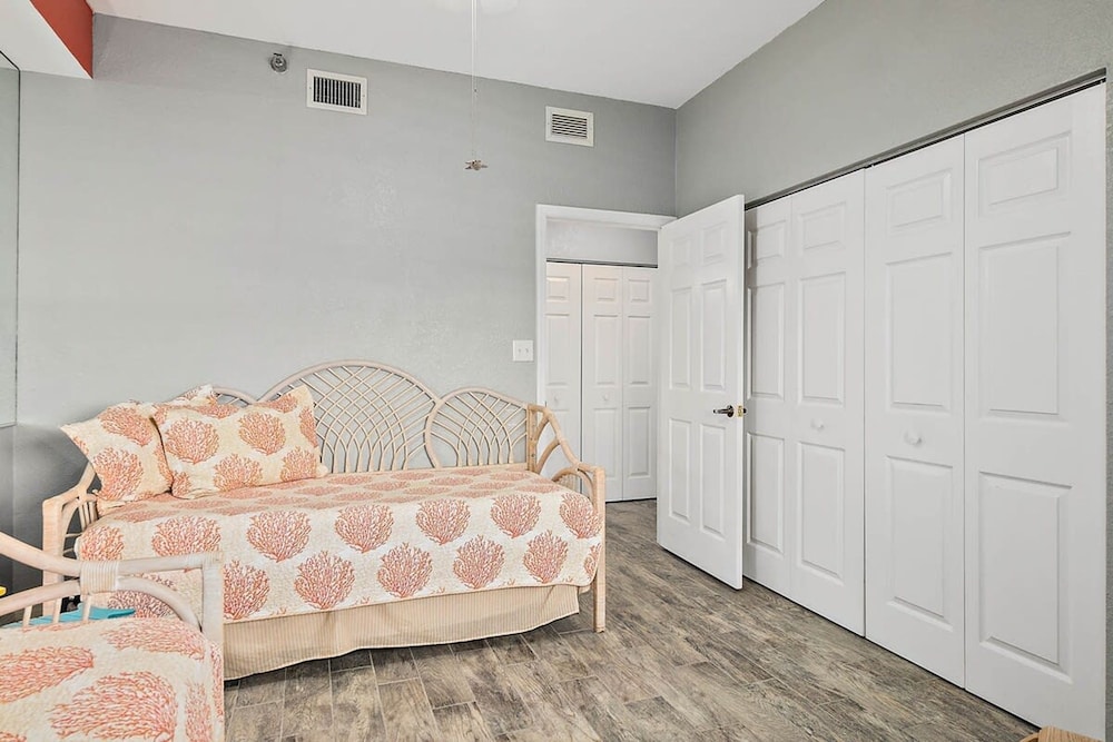 Oceanview Top-floor Penthouse in Surf Club Beach Pool Access