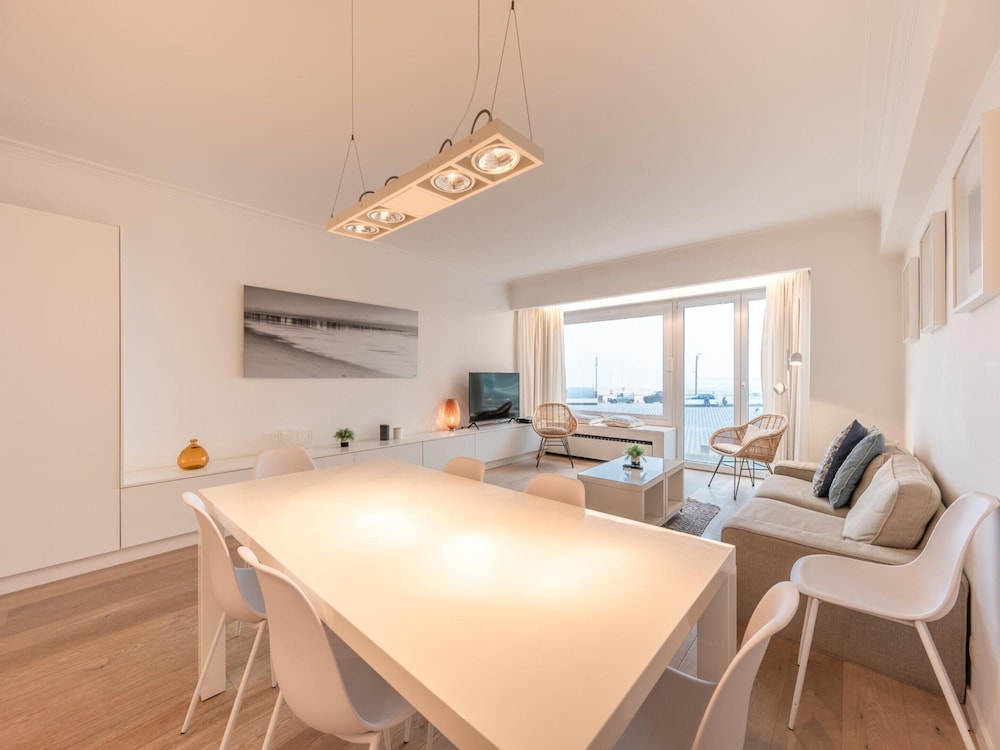 Spacious Seaside Apartment