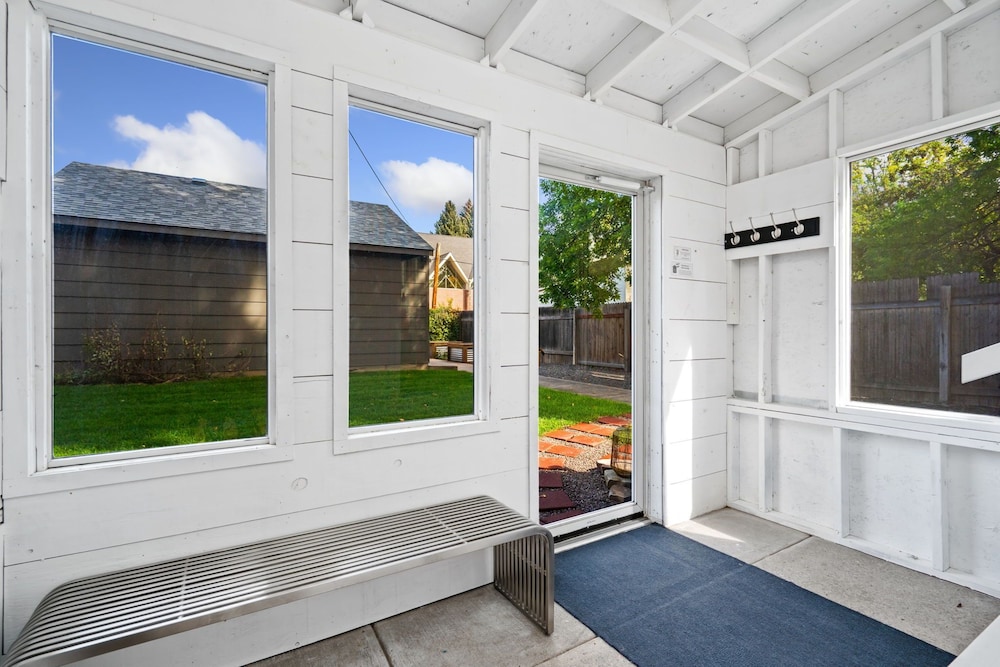Shade Tree Bungalow Old Town, Yard & Garage