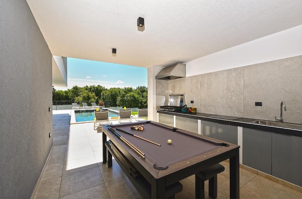 Spacious Villa With Pool and Garden in Stokovci