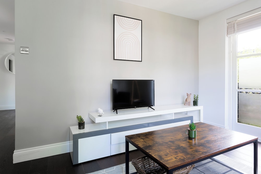 Chelsea Harbour Luxury Apartment