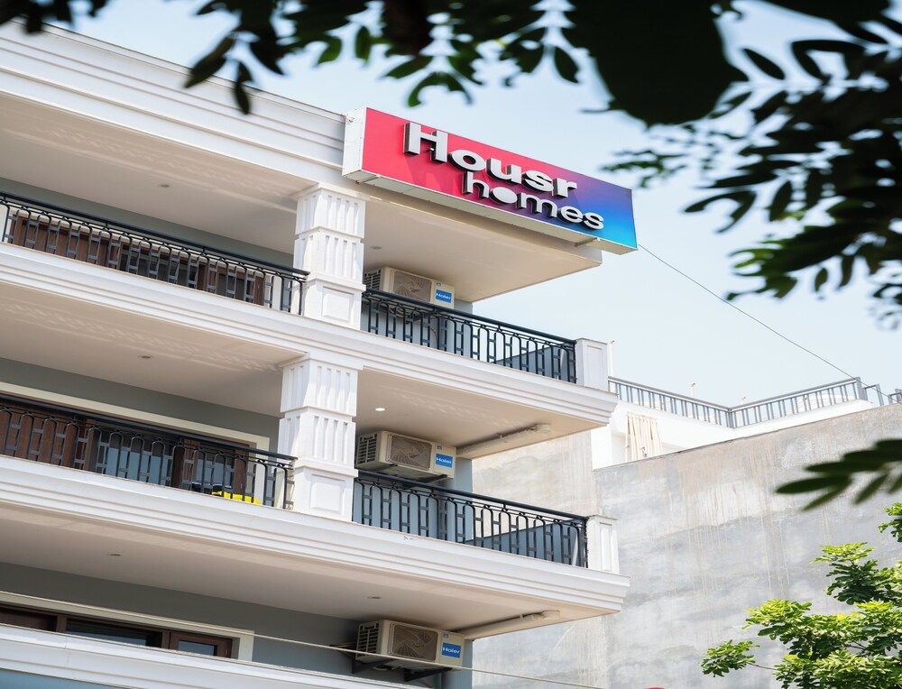 Housr Sector 28 Golf Course Road Next To Phase 1 Metro Station