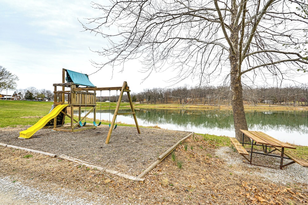 Truman Lake Retreat: Large Deck & On-site Fishing!