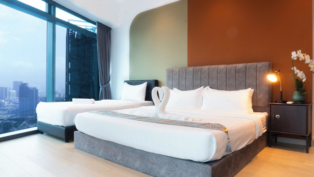 Moonway Luxury Suites At Eaton Residence