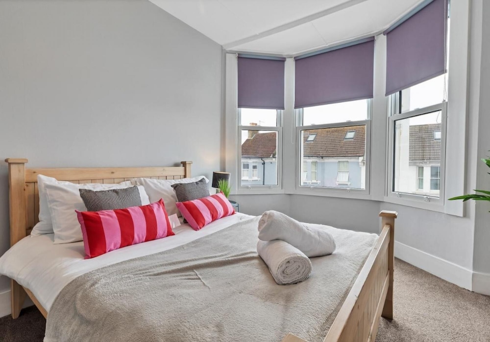 Hove Actually House - 4 Bedrooms - Garden view 3