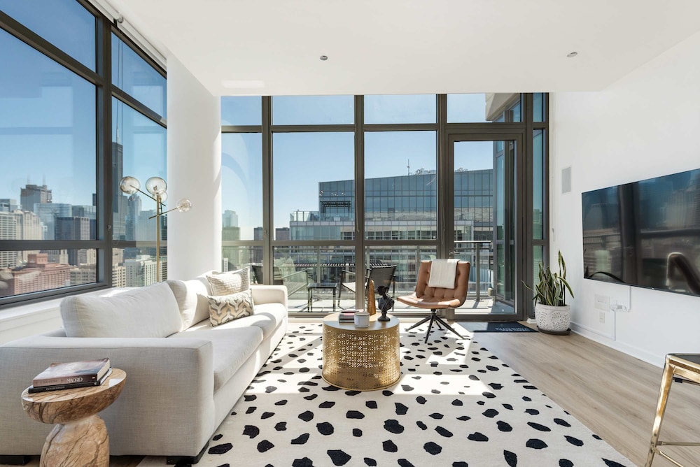 West Loop Grand Penthouse 3BR Best Views