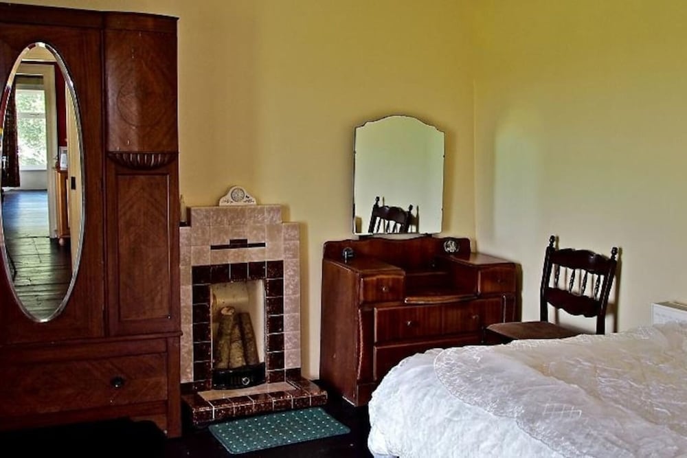 Shannon View 3 Bed Farm House With Private Parking view 4