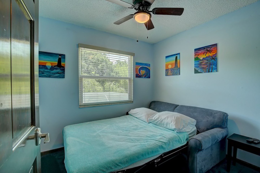 Spacious 4 3 Retreat- Heated Pool-playroom