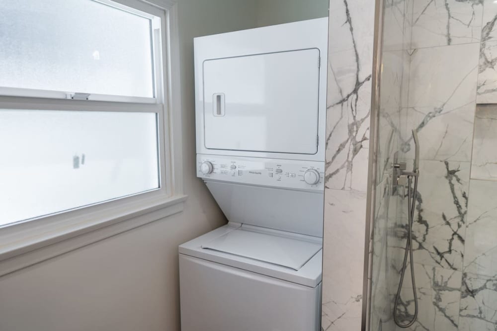 Remodeled 3BR House w Hot Tub Fenced Yard p58