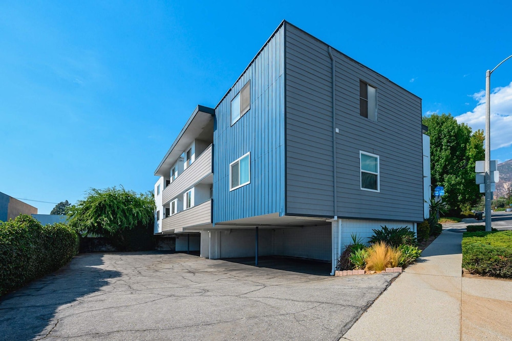 Stylish Home w Free Parking Near LA Hotspots 8