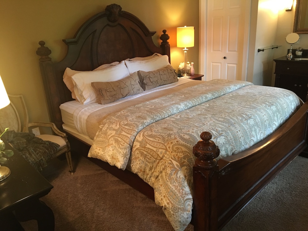 PineCrest Inn