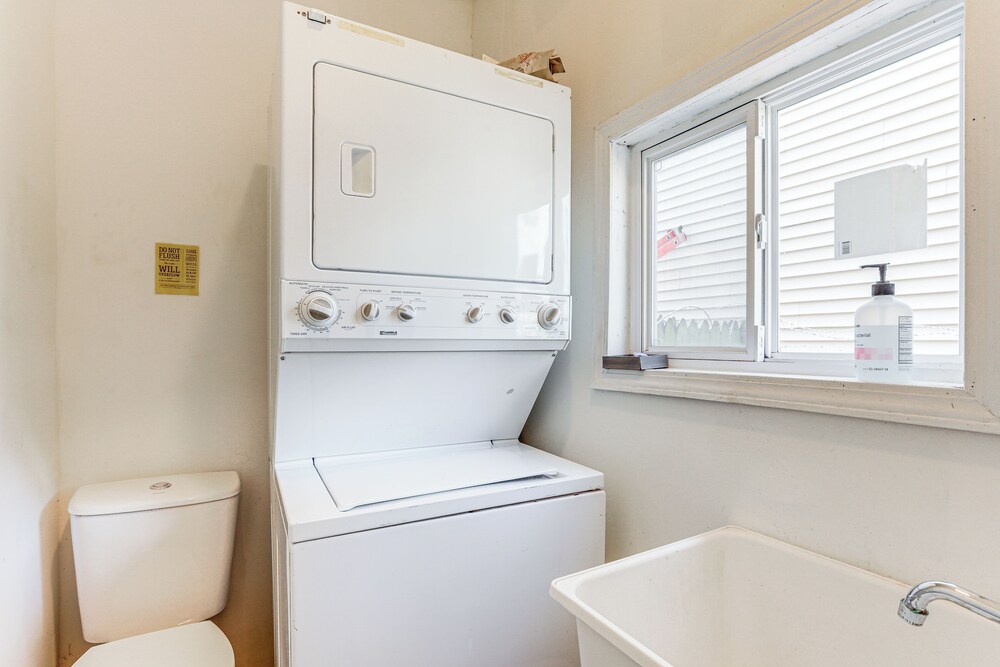 1 Mi to Philadelphia Zoo: Convenient Townhome!