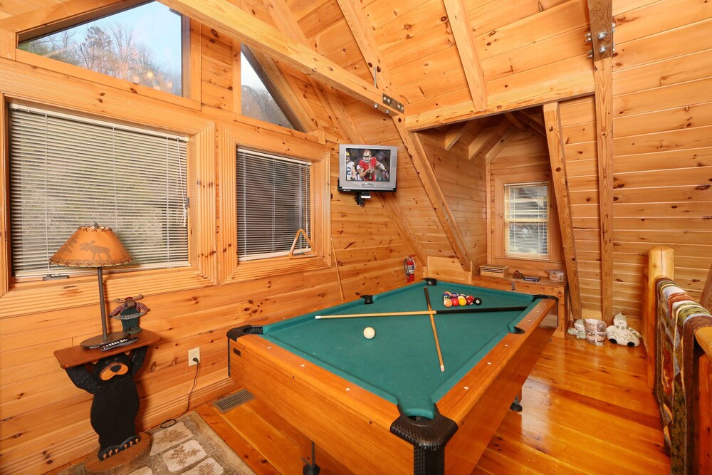 Smoky Cascades 1 Br cabin by RedAwning