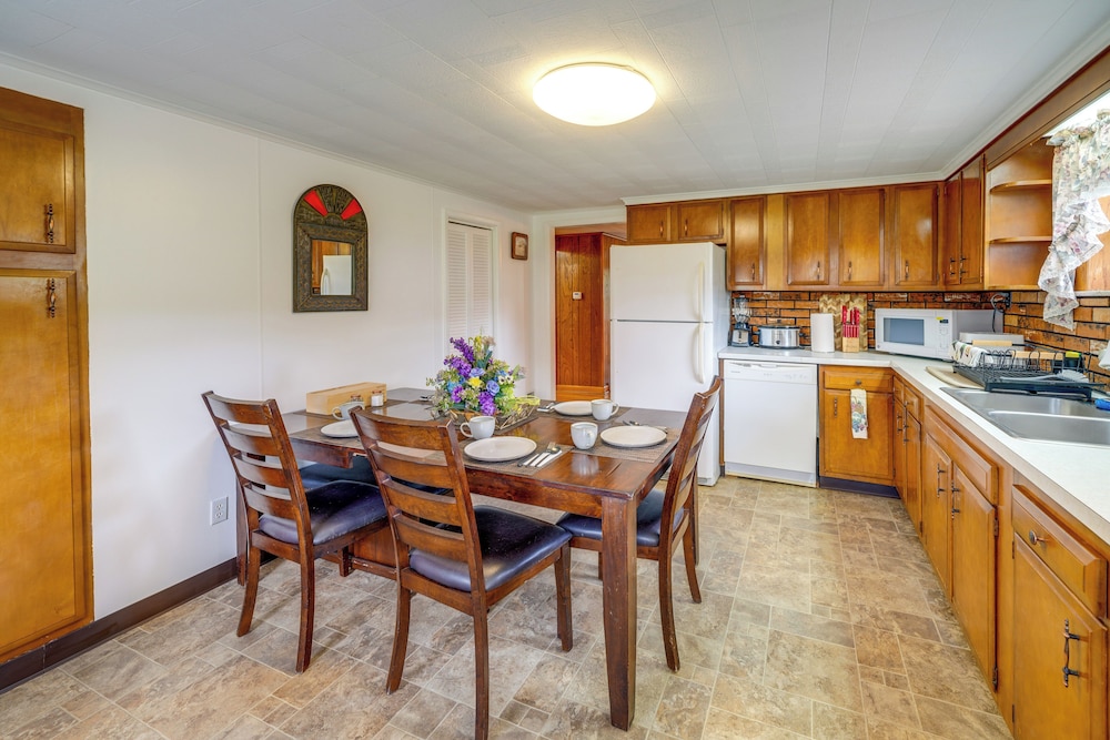 4 Mi to Off-road Park: Beckley Area Townhome