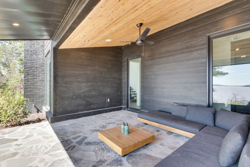 Private Dock & River Views: Modern Gem in Waterloo