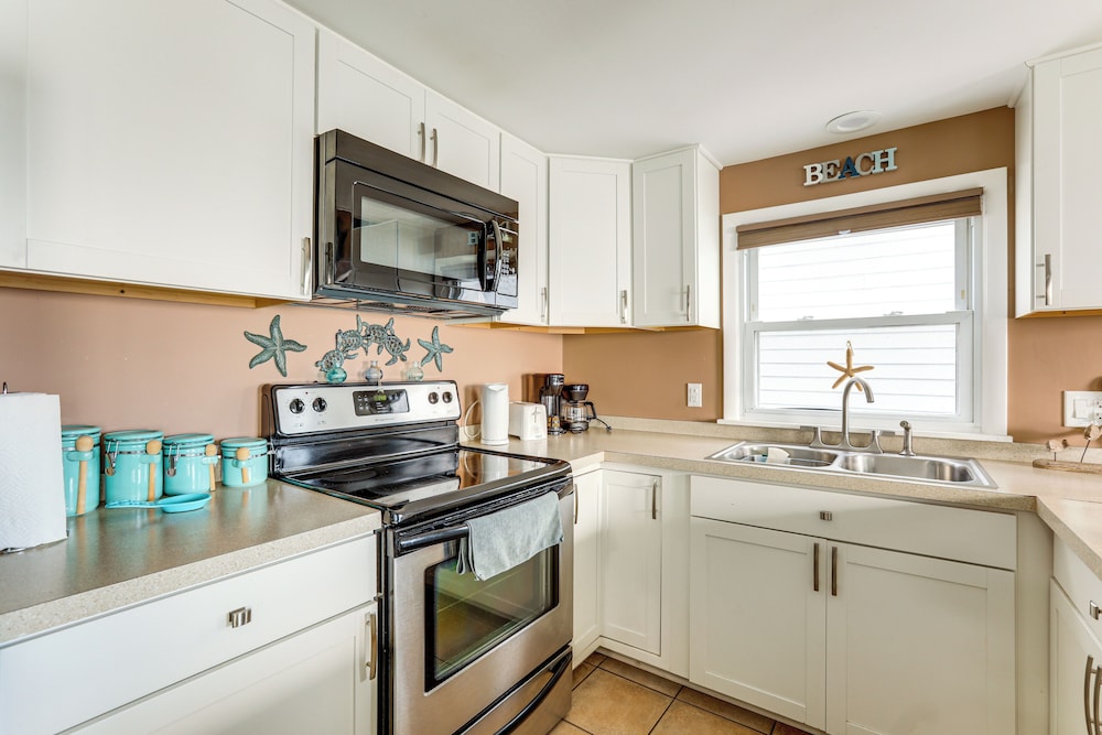 Walk to Public Beach: Bayfront Jersey Home w/ View