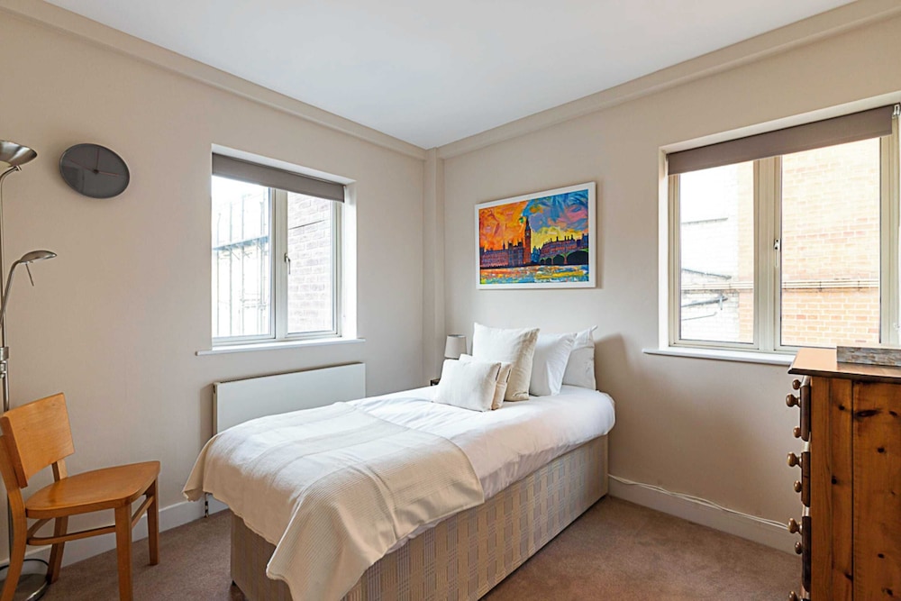 Beautiful Two Bedroom Abode Near Baker Street