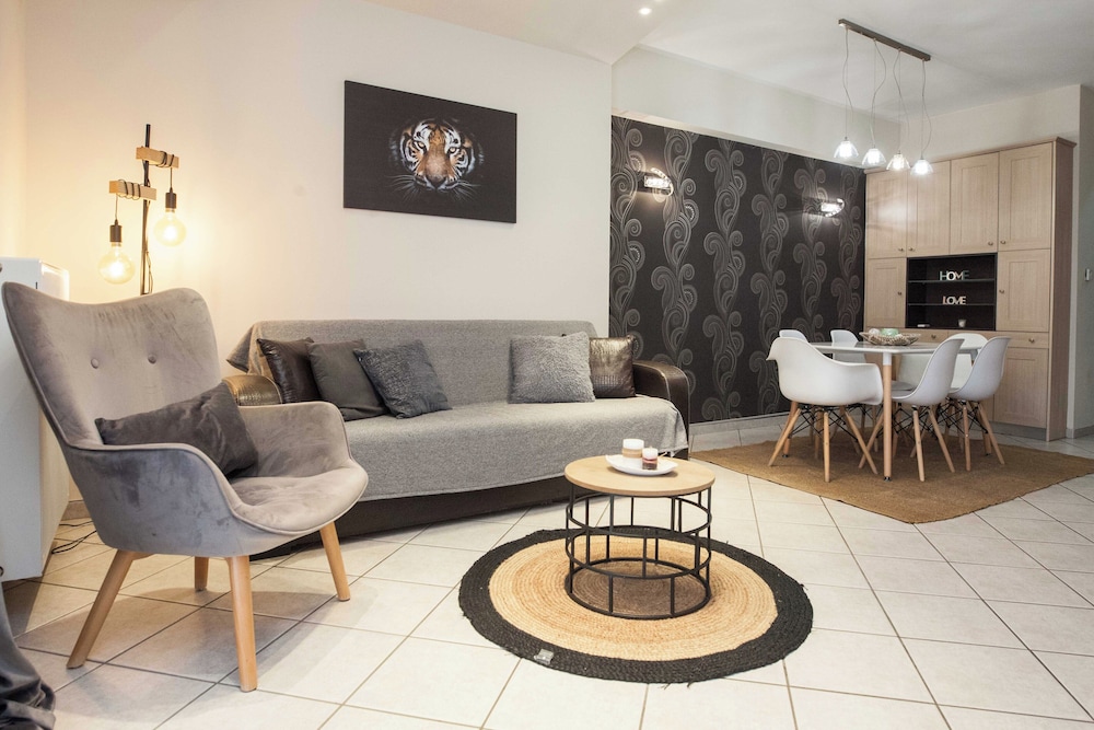 Elegant Spacious 2 Bd Apt in Petralona